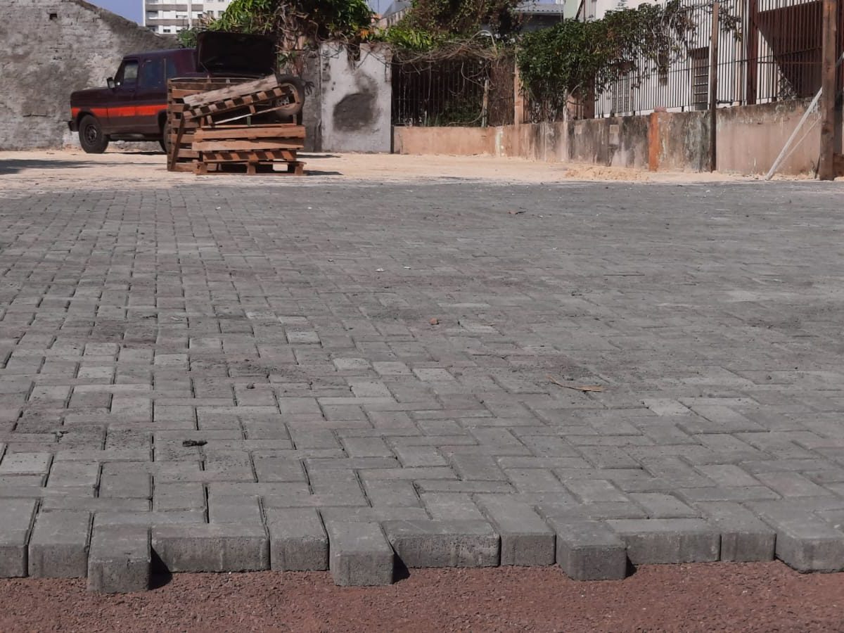 Pátio pavimentado com blocos de concreto